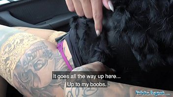 play La chienne allemande pleine de tatouages ​​se fait baiser dans la voiture