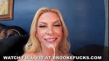 play Er gibt einen Blowjob und bleibt mit dem Slob in seiner Kehle und ein anderer fickt sie in die Muschi