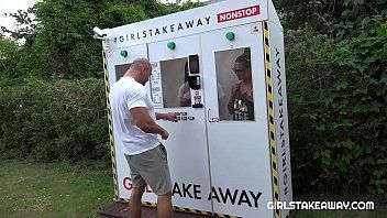 play Naomy a payé pour un sexe rapide sur l'herbe avec pipe et gratuit dans la gorge