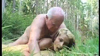 play Mos primeste o partida de sex in public dupa ce face cinste cu o bere