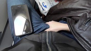 play Un passager de l'avion reçoit une pipe profonde d'une adolescente excitée