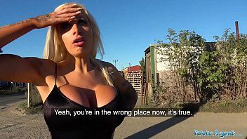 play 2016 films pour adultes avec une blonde en silicone ayant des relations sexuelles sur l'herbe verte