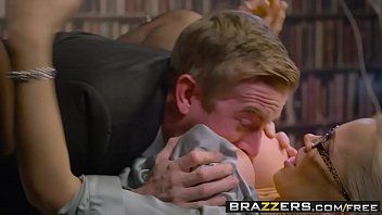 play Sexe au bureau avec de beaux réalisateurs aux gros seins
