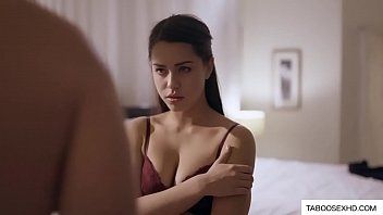 play Deux filles russes lèchent la chatte d'une femme pénétrée par son beau-père