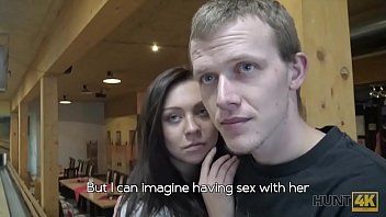 play Pornobabes die harde seks in de kont hebben, hebben bowling-seks in de keel in het openbaar