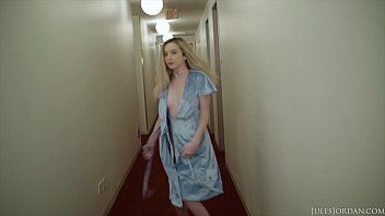 play Lore se excita en el baño hasta que se corre negro y toma su polla dura