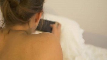 play Un jeune homme pénètre brutalement sa chienne par derrière dans la salle de bain