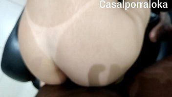 play Um velho de óculos se solta na buceta de uma menina