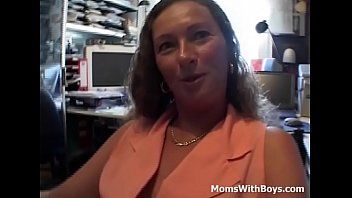 play Porno con il ragazzo che penetra sua madre sotto la gonna