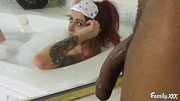 play Visto en el pene desnudo en la ducha, la madre penetra a su sobrino