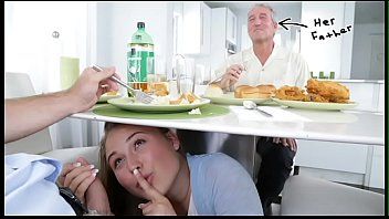 play Belle-fille blottie sous la table pendant que papa et petit-fils mangent jusqu'à ce qu'ils xxx