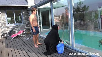 play Cuidador satisface al jefe que quiere sexo oral y sexo rápido junto a la piscina