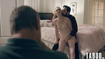 play Elle sait comment baiser cette chatte aux gros seins quand elle est devant le chat vidéo