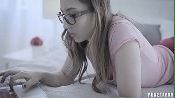 play A deux mains, cette pute aux fesses moelleuses veut se dénouer la chatte