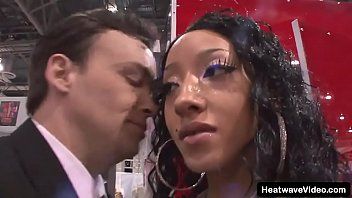 play Ebony frumoasa care stie cum sa rupa penisul barbatilor de culoare alba