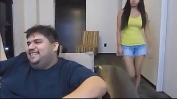 play Elle a entre ses jambes un mâle brun moustachu qui sait lui languer la chatte
