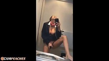 Ela se senta no chat por vídeo e se masturba para os espectadores