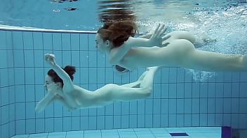 play Fille aux gros seins joliment habillée pour un chat vidéo en sous-vêtements sexy