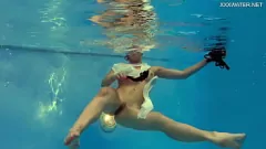 play Nass und wild: Anastasia Oceans Unterwasser-Pornostar-Fantasie