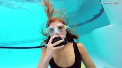 play Katya Nakolkina et son amante lesbienne lors d'une rencontre dans une piscine humide et sauvage