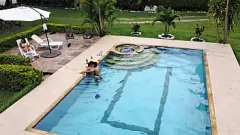 play La calda bionda colombiana Amanda si scatena nella sessione di scopata in piscina. Parte 1
