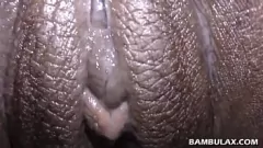 play Une ado noire prend un creampie en levrette intense