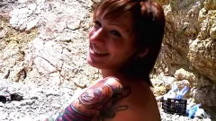 play Euro Babe con piercings recibe una carga en la cara en público
