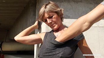 play Il pose sa main sur le sein d'une fille de 50 ans et la fait faire oralement