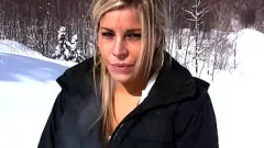 play Vacanță la schi Blonde Babe Strips and Pisses in the Snow