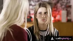 play La curiosa adolescente Kristen Scott esplora i suoi desideri lesbici con la piccola bionda Kenna James