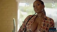 play Ebony Milf Nyla con enormes tiras de tetas naturales y burlas en el video de Playboy en solitario