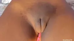 play SexyStacy7's intieme solo -sessie: haar natte, mollige poesje wrijven
