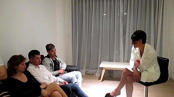 play L'Italienne la suce puis fait du bon sexe dans le dos avec son beau-père