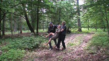 play Xnxx met twee mannen die een geile blondine verkrachten in het bos