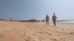 play Candid nudist -paar dat het op openbaar strand leeft