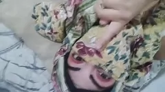 play Milf árabe manchado de hijab mientras el esposo reza: orgasmo real