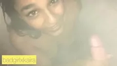 play Sessione di doccia bollente con una prostituta amatoriale indiana tatuata
