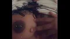 play La masturbazione solista di Blackvelvet, una teenager paffuta di colore, ripresa dalla telecamera