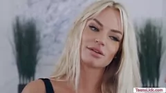 play Die vollbusigen MILFs Lilly Bell und Rachael Cavalli probieren sich gegenseitig in einer heißen Lesben-69