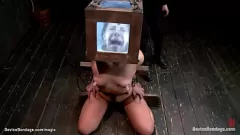 play Session de donjon extrême Lezdom : Ashli ​​Orion domine Claire Adams avec un gode, un Tazapper et du bondage