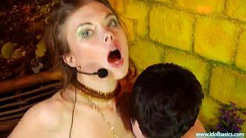 play È un DJ e adora gemere il suo cazzo mentre parla con i clienti