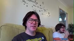 play La inocente Lucy Lain de Leeds, Yorkshire, es engañada para hacer su primera mamada y paja en este verdadero porno amateur en HD.