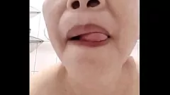 play Troia asiatica birichina si masturba per il suo padrone e sogna 2 grossi cazzi neri e duri